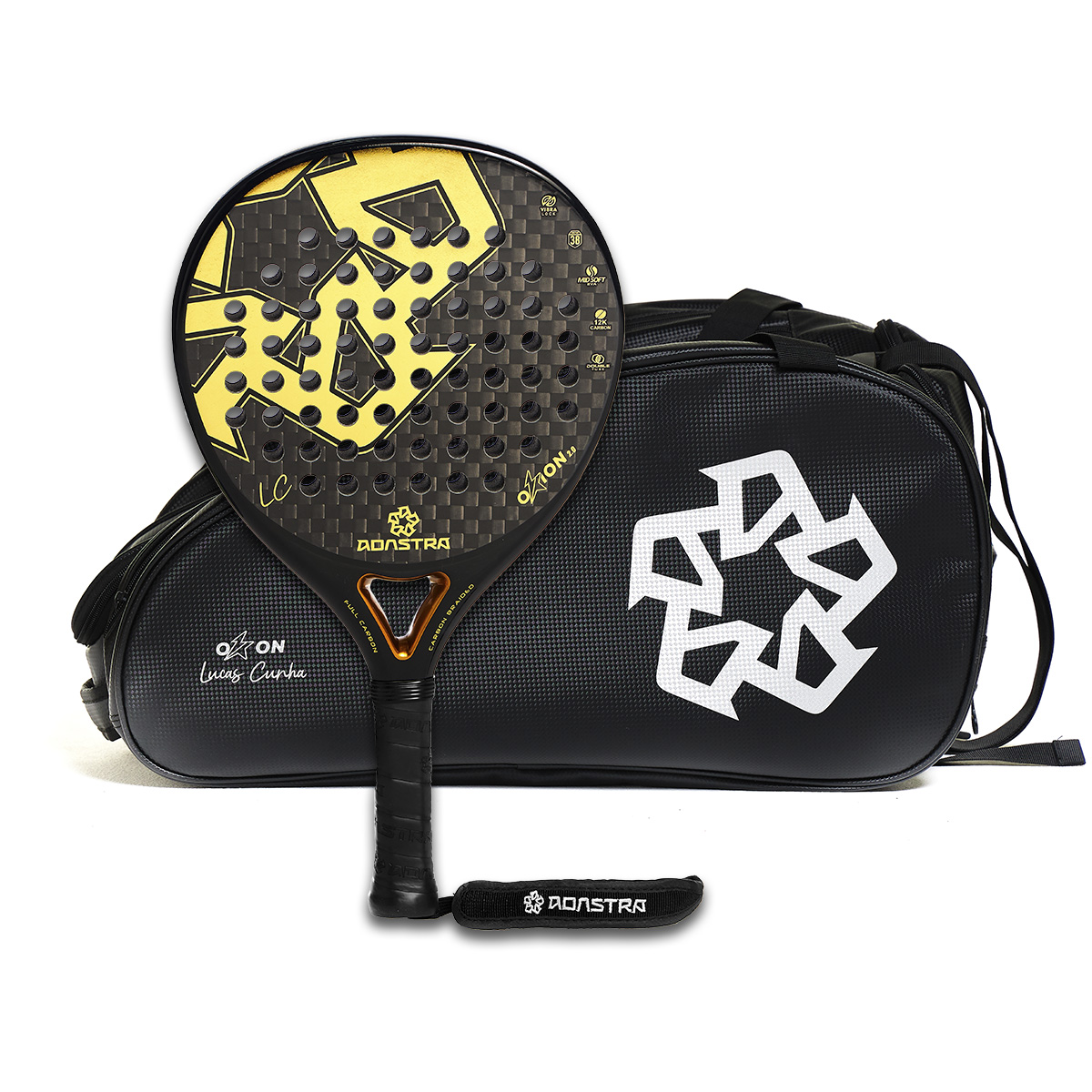 Com o Kit Raquete + Raqueteira Adastra Orion 2.0, você leva para o jogo a combinação perfeita de potência explosiva e controle refinado. A raquete Orion 2.0, com seu design em preto e dourado, é feita para quem busca desempenho de alto nível. A face em Carbono 12K oferece potência, enquanto o núcleo Mid Soft EVA proporciona um controle preciso e confortável.