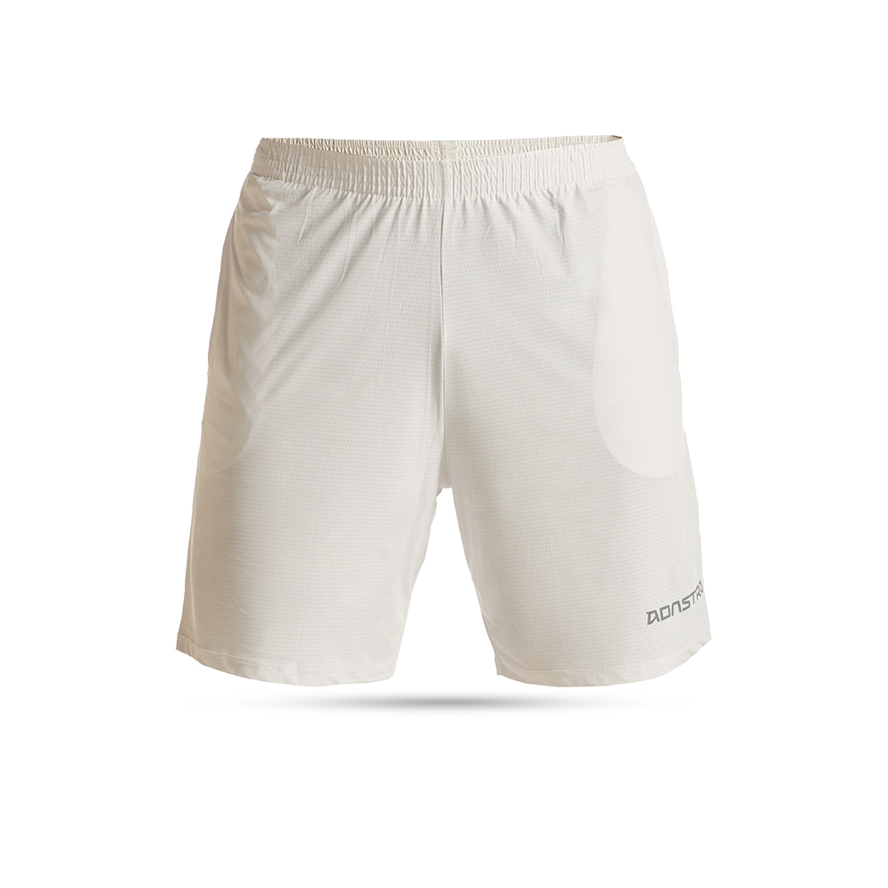 Domine as quadras com conforto e estilo usando a Bermuda ADASTRA.  Fabricada com tecido tecnológico anti-odor e proteção UV, esta bermuda mantém você fresco e protegido sob o sol.  Com composição de 90% poliamida e 10% elastano, oferece flexibilidade excepcional para movimentos sem restrições.  Disponível nas cores branca e preta, esta bermuda é perfeita para jogadores que valorizam o desempenho e o estilo em igual medida.