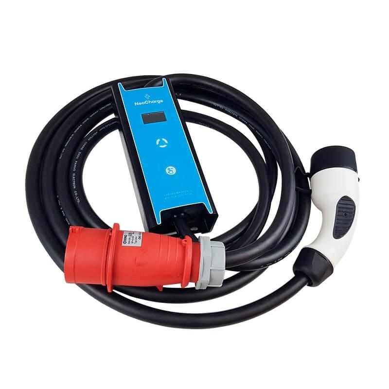 Carregador de Carro Elétrico Portátil com potência de até 22 kW e um plugue/tomada Tipo 2 para carregamento e bolsa para transporte. Indicado para recargas emergenciais e conta com garantia de 1 ano contra defeito de fabricação.