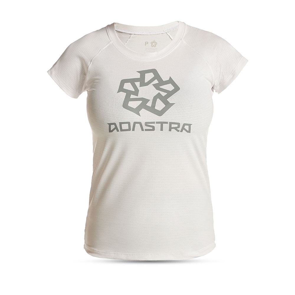 Eleve seu estilo nas quadras com a Camiseta Baby Look ADASTRA.  Desenvolvida com tecido tecnológico anti-odor e proteção UV, esta camiseta oferece conforto e frescor mesmo nos momentos mais intensos do jogo.  O tecido altamente flexível, composto por 90% poliamida e 10% elastano, proporciona um ajuste perfeito e liberdade de movimento.  Disponível nas cores branca e preta, esta camiseta baby look é a combinação ideal de estilo e desempenho.