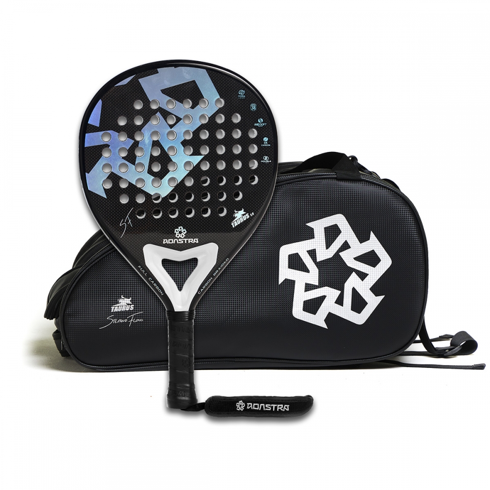 Com o Kit Raquete + Raqueteira Adastra Taurus 2.0, você leva para o jogo a combinação perfeita de performance e estilo. A raquete Taurus 2.0, com seu design preto com detalhes holográficos prateados, é ideal para quem busca equilíbrio entre potência e controle. A face em Carbono 3K e o núcleo Mid Soft EVA oferecem conforto e precisão, enquanto o frame 100% em Carbono garante durabilidade e leveza.